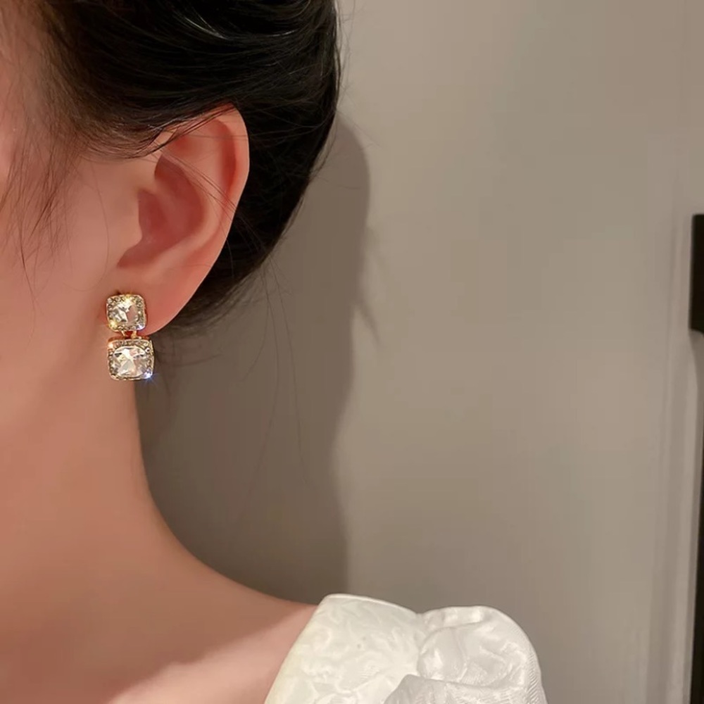 New gorgeous 18k gold plated diamond earrings - Picture 2 of 4